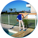 Nettoyeur de piscine équipe Sudeo Piscine