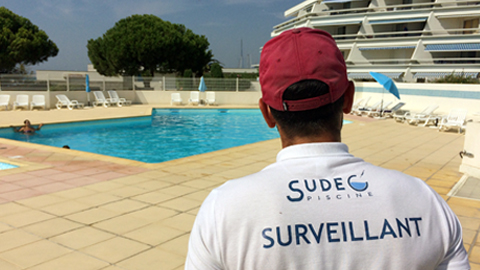photo d'un surveillant de baignade Sudeo Piscine