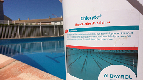 photo d'un bidon de chlore  traitement de piscine